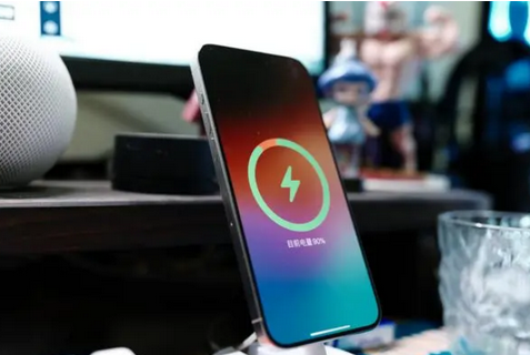 长岭苹果15换屏服务分享用什么充电器给iPhone15充电更好 